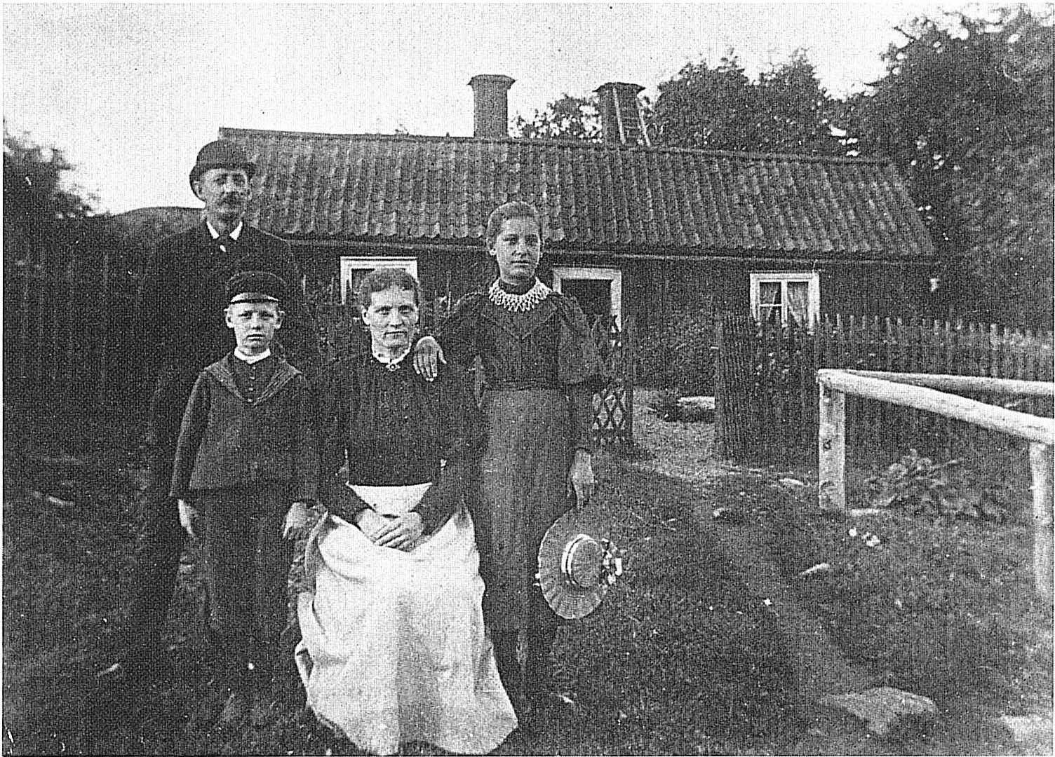 Mästersmeden Carl August Törnberg med familj