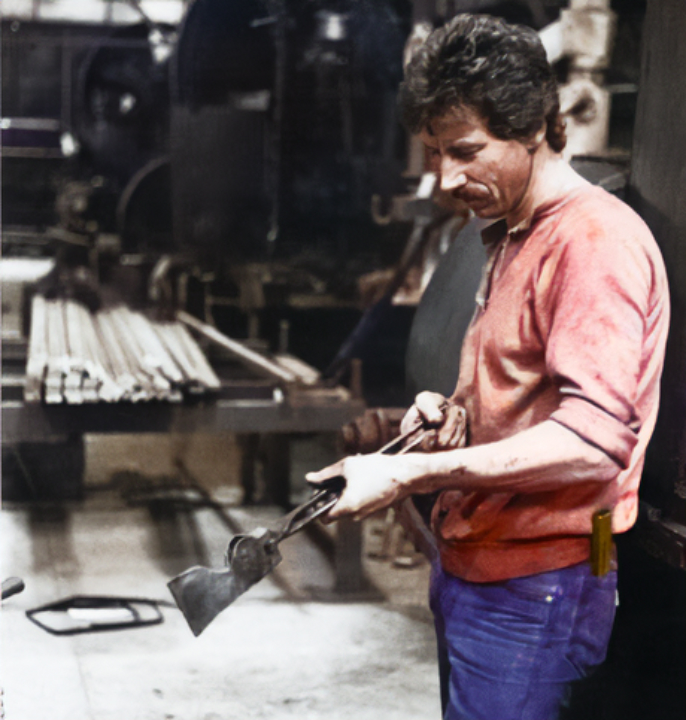 Lennart betraktar en snickaryxa under tillverkning