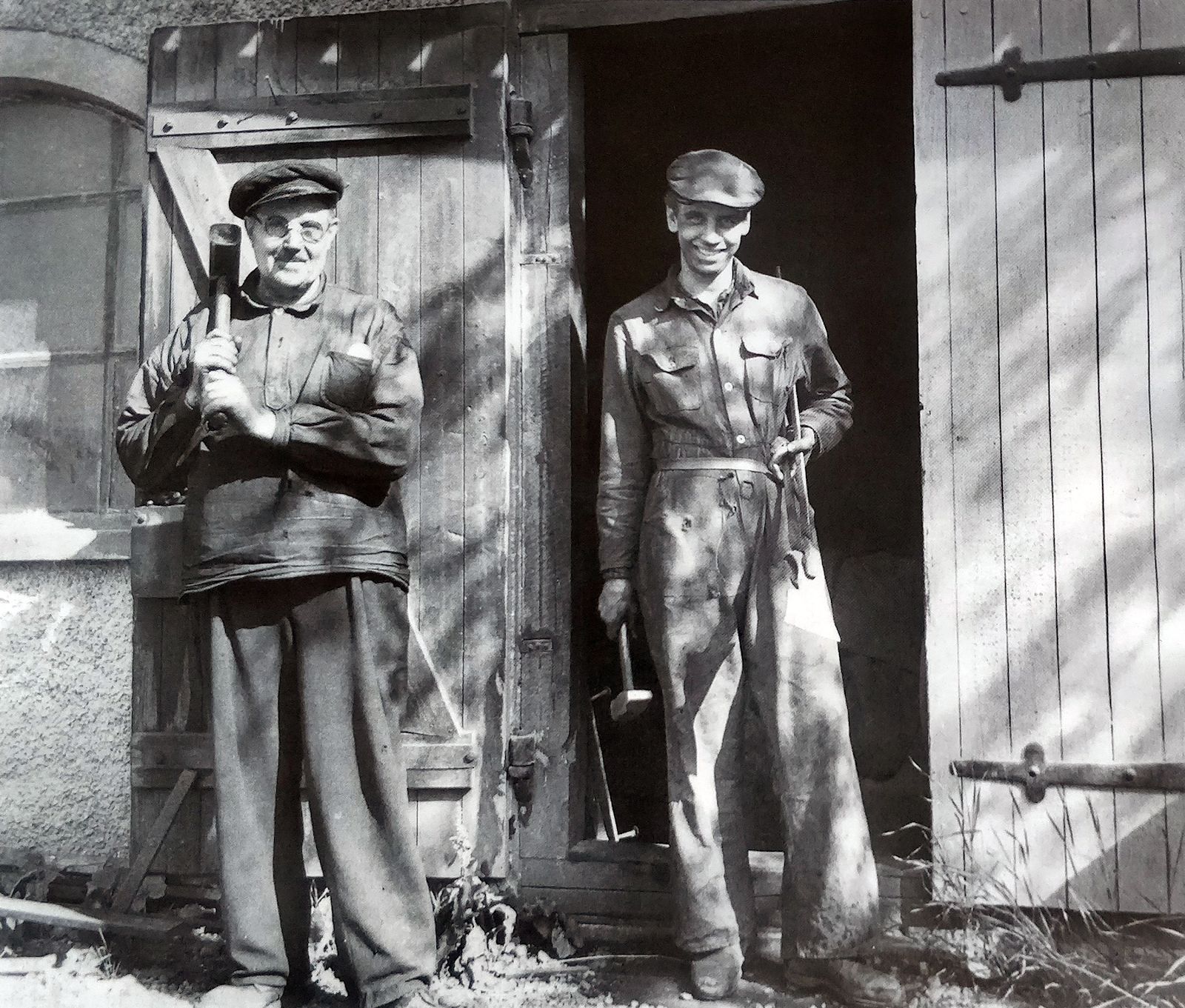 Johan Skog (t.v.) och Willy Persson (t.h) utanför smedjan år 1948