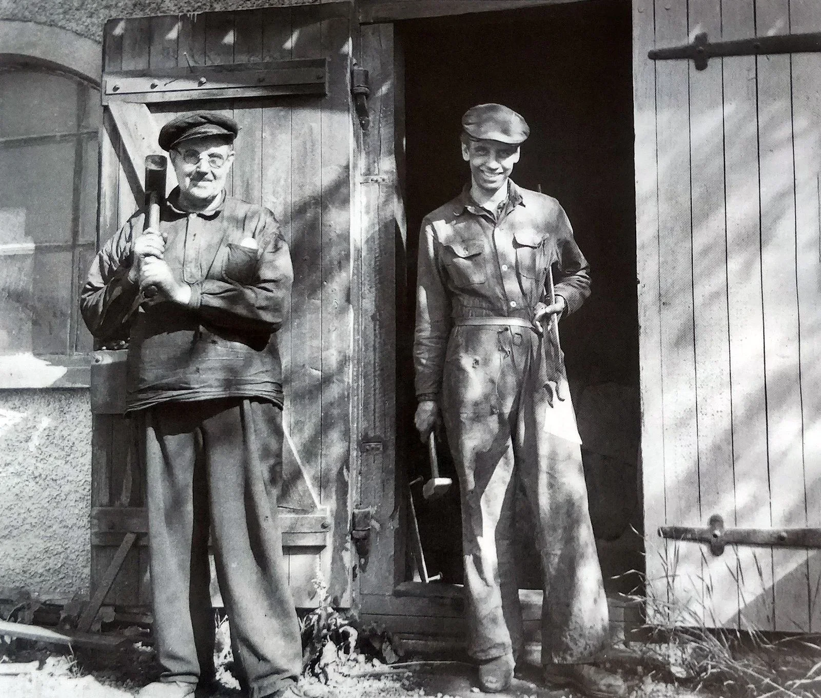 Johan Skog (t.v.) och Willy Persson (t.h) utanför smedjan år 1948
