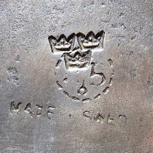 (H↑B) med tre kronor